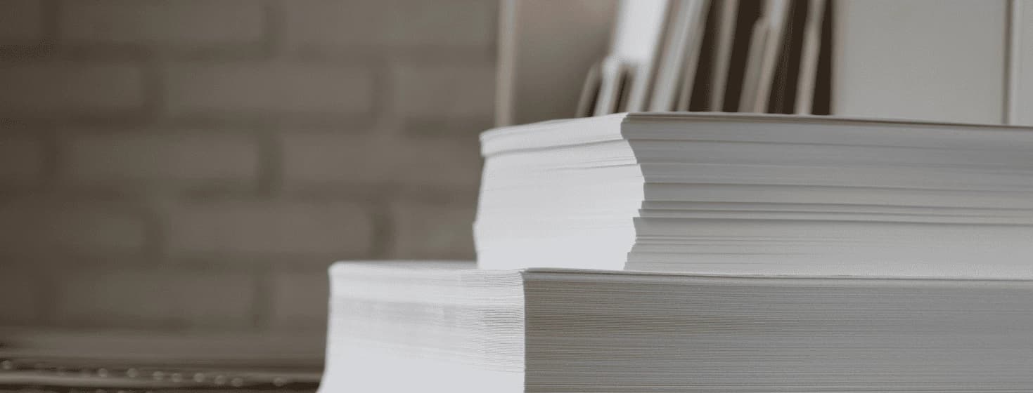 Documentos organizados sobre una mesa de trabajo