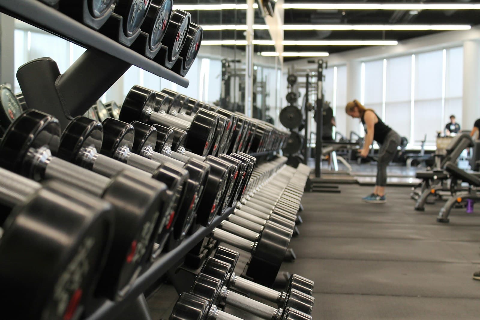 Área de pesas dentro de un gimnasio