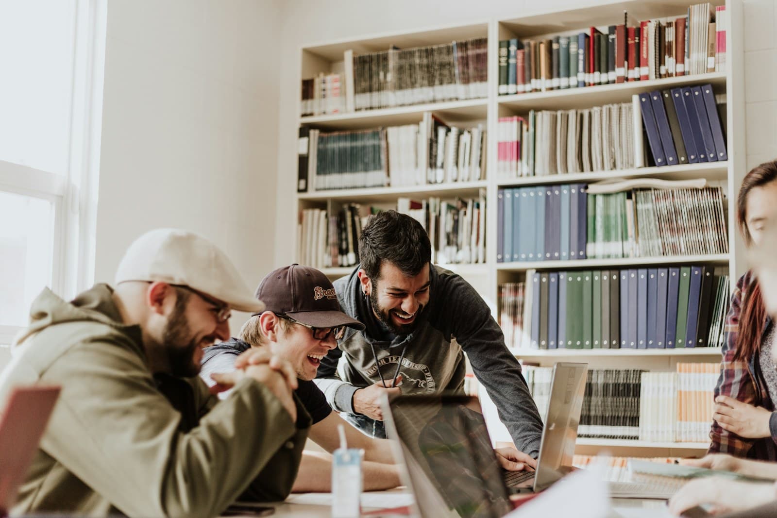 Estudiantes trabajando juntos en una biblioteca