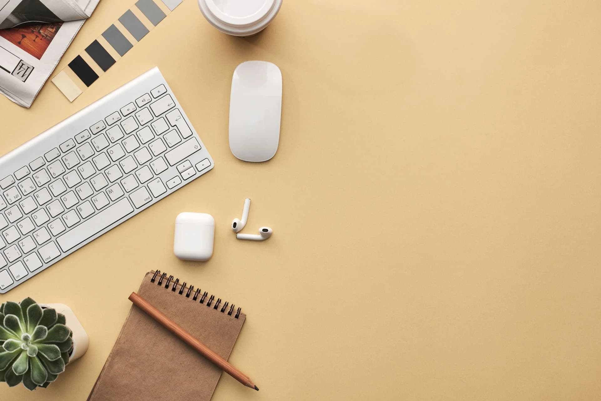 Escritorio con teclado, libreta y herramientas de trabajo digital