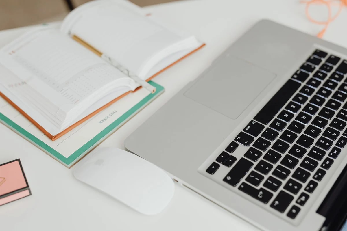 Agenda y computadora para planificar el trabajo