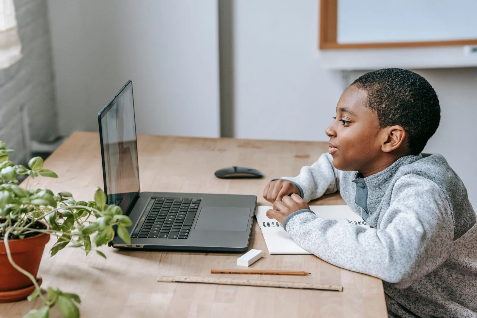 Alumno estudiando frente a una computadora en un escritorio