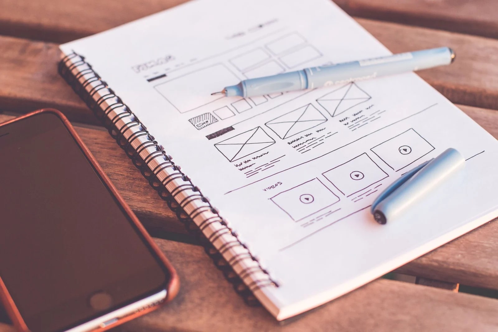 Planificación del diseño de una página web en un cuaderno